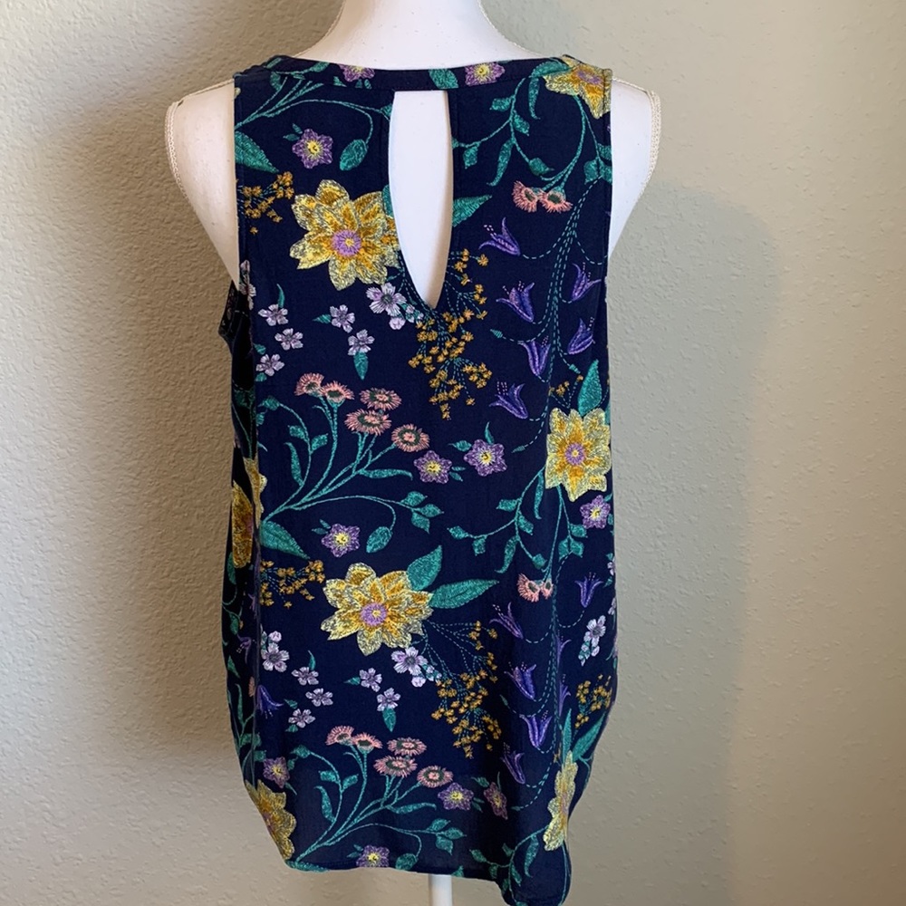 Old Navy Sleeveless Blouse - Picture 4 of 7